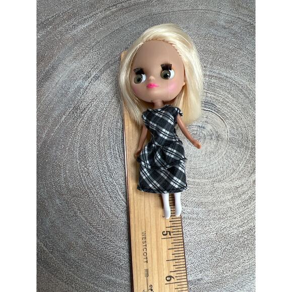 Littlest Pet Shop LPS Blythe Buckles and Bows Doll B2
 4.5” Black White Plaid - Picture 3 of 3